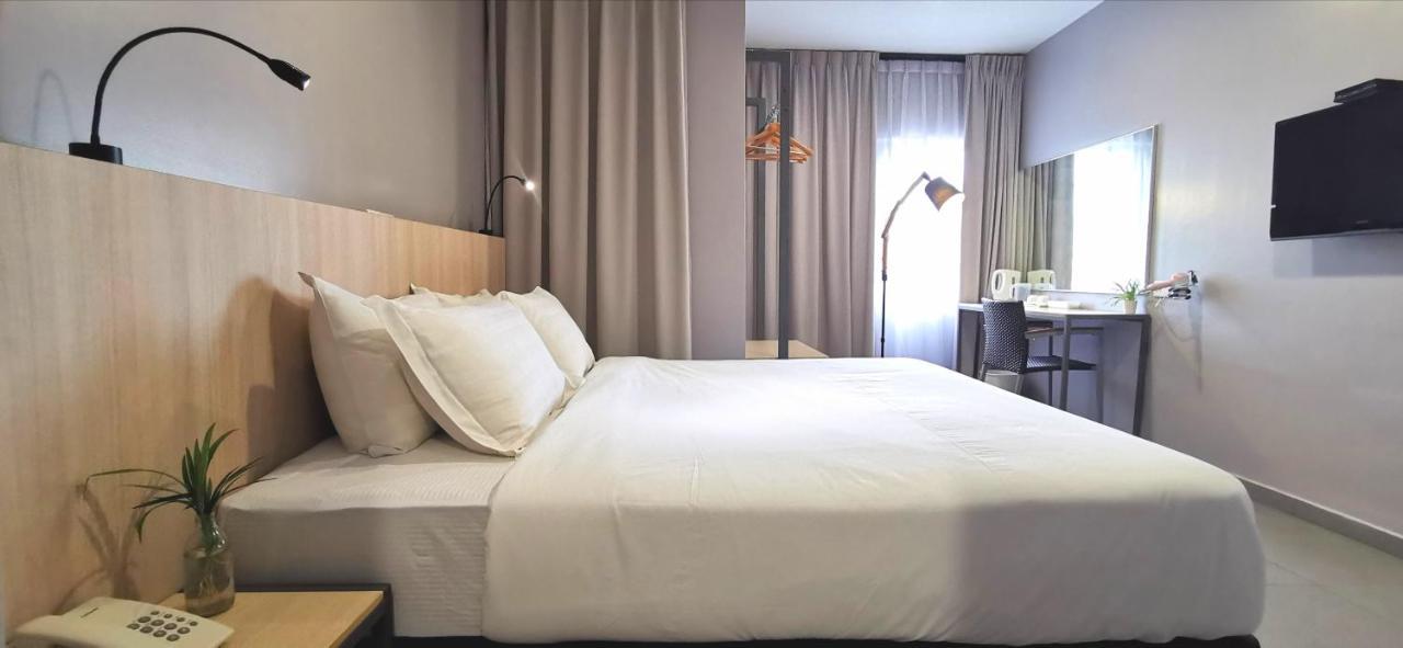 Country Inn Kulai Exterior photo