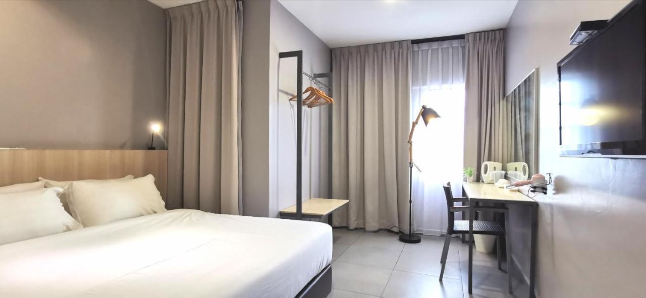 Country Inn Kulai Exterior photo